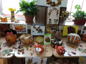 expozitie pe holul scolii 1